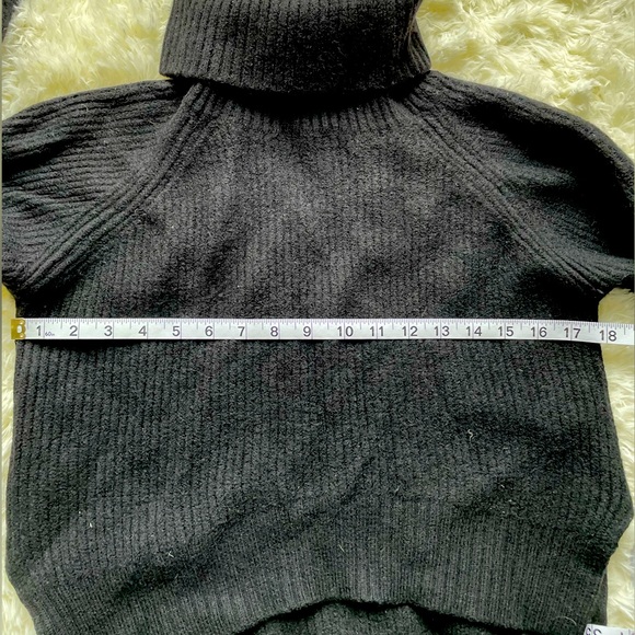 Aritzia WILFRED Turtleneck - Picture 2 of 3